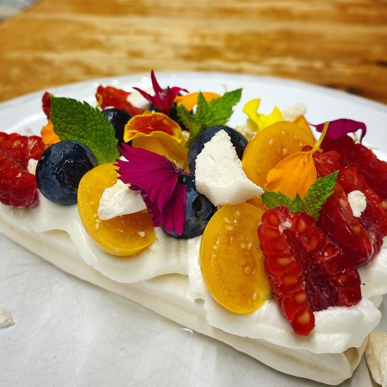 Pavlova com frutas frescas