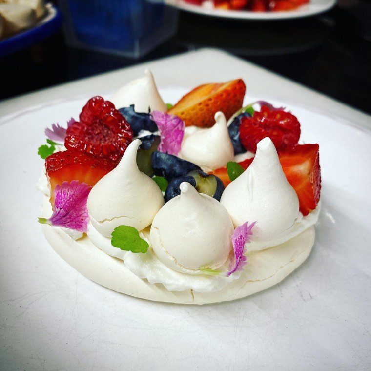 Pavlova de frutas vermelhas e mini suspiros