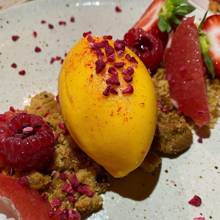 Sorvete de mandarina com crumble, frutos vermelhos, coulis e pomelo