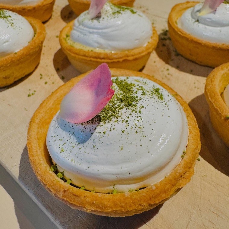 Tarteletas de limão com merengue suíço e chá matcha
